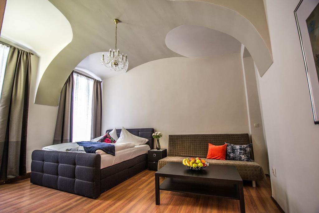 4Bdr Historical Spirit Apt By Ruterra Прага Екстериор снимка